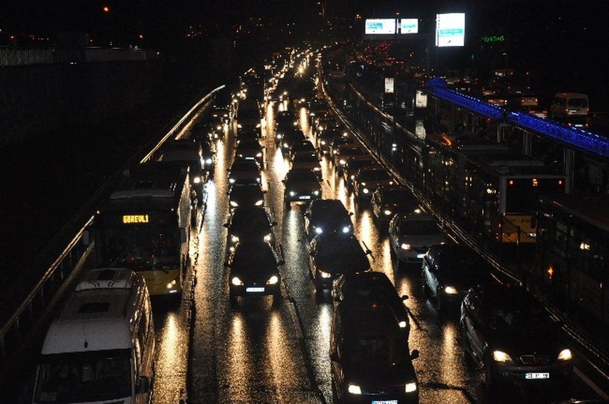 İstanbul\'da Etkili Olan Yağmur Trafiği Felç Etti