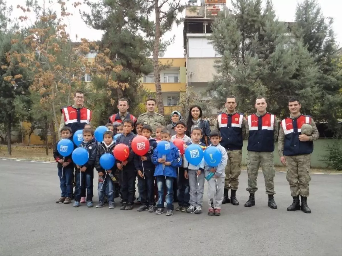 Jandarma, Köy Çocuklarıyla Çizgi Film İzledi