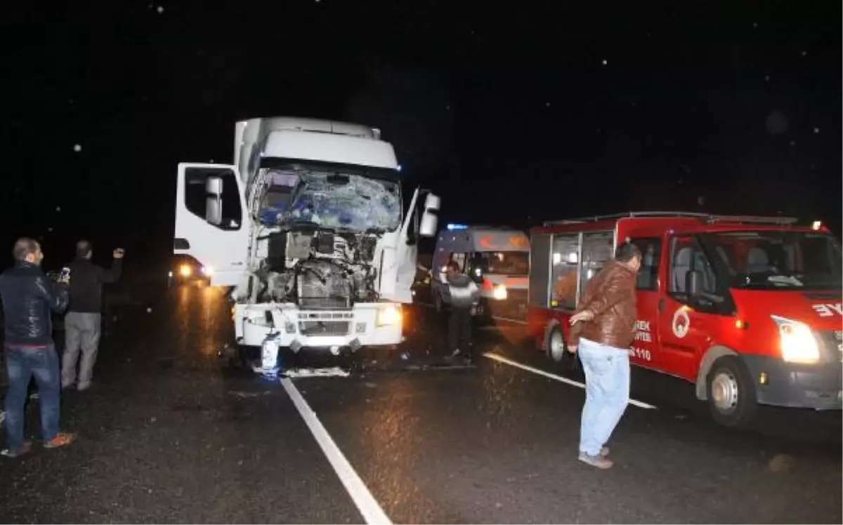 Kaza Yapan Tır'da Sıkışan Sürücüyü İtfaiye Kurtardı