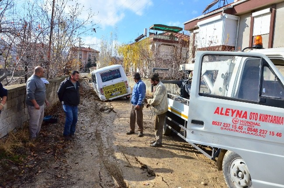 Öğrenci Servisi Kanalizasyon Çukuruna Saplandı