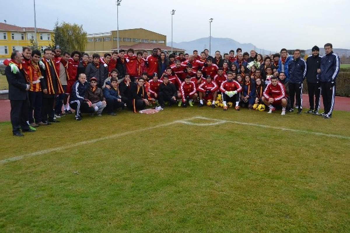 Öğrencilerden Kayserispor\'a Moral Ziyareti