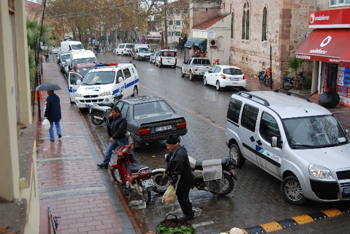 Park Halindeki Araçlara Zarar Verdiler