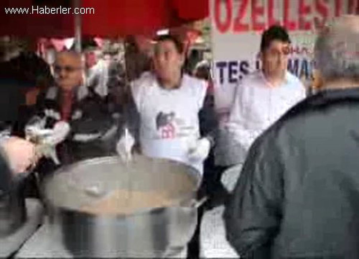 Polisin Dün Müdahale Ettiği İşçiler Bugün Aşure Dağıttı