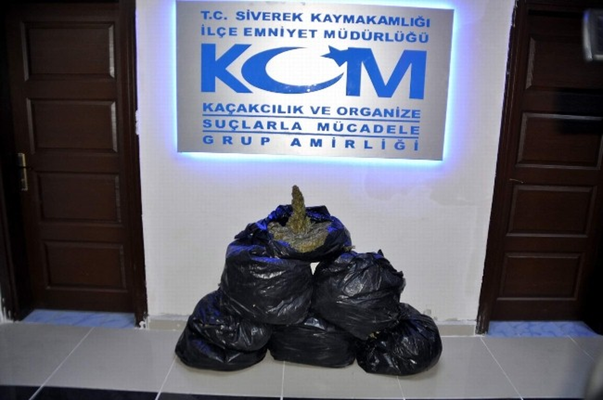 Polisten Kaçan Sürücü Kaza Yaptı; Araçta 30 Kilo Esrar Ele Geçirildi