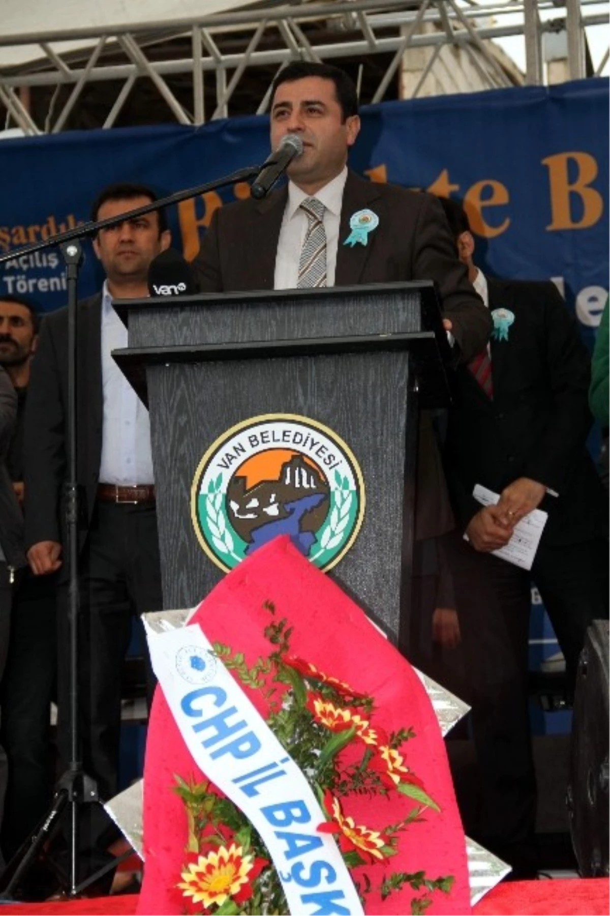 BDP\'li Belediyenin Açılışına CHP Van İl Başkanı Katıldı