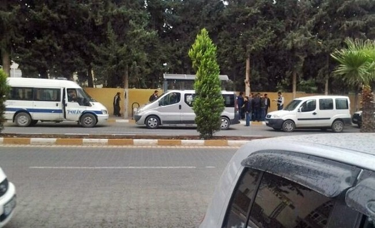 Reyhanlı\'da Yolcu Minibüsünde Bir Çanta Dolusu Tabanca Çıktı
