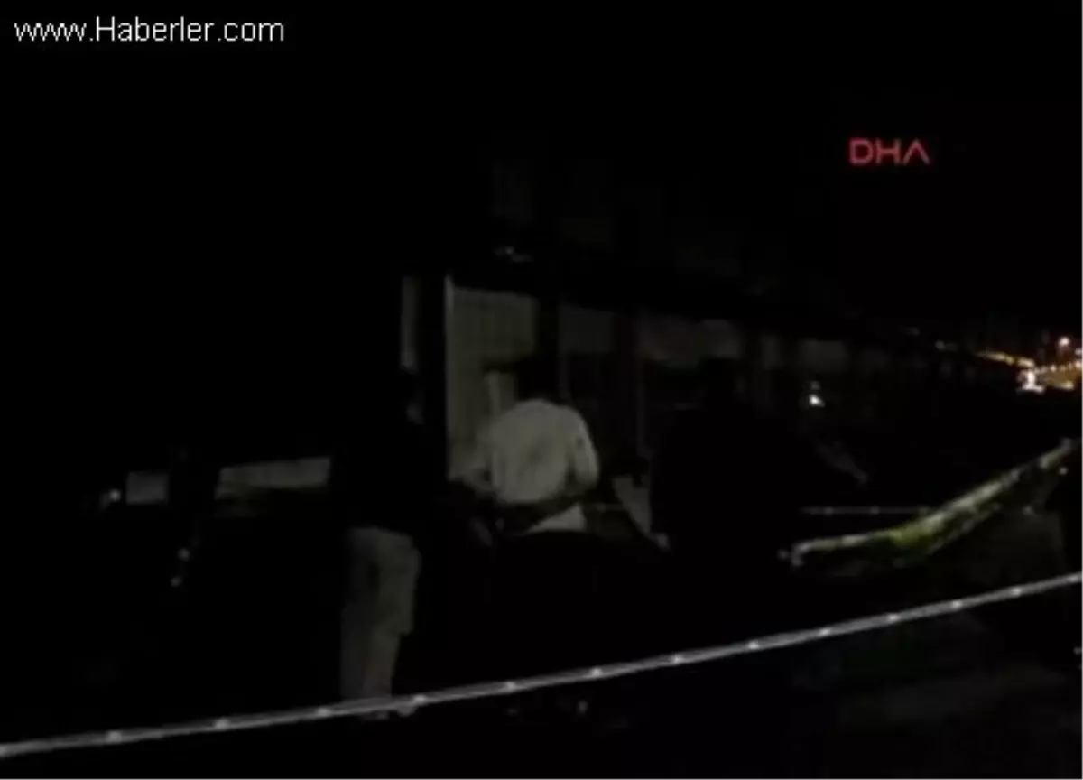 Kaldırımda 50 Metre Uzunluğunda Yarık Oluştu