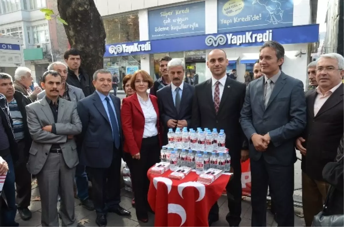 Zonguldak MHP Belediye Başkan Adayı Gülay Bedava Su Dağıttı