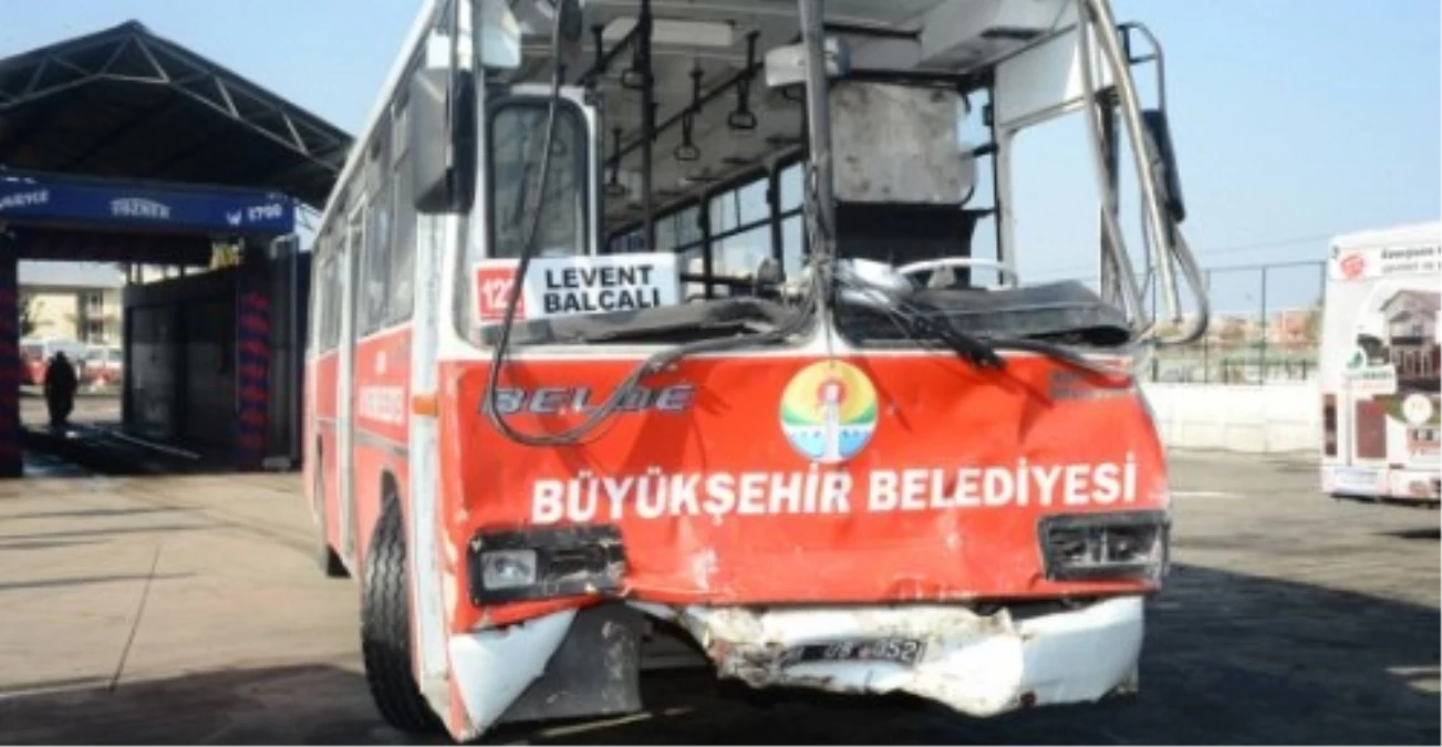 Adana\'daki Belediye Otobüsüne Taşlı Saldırı