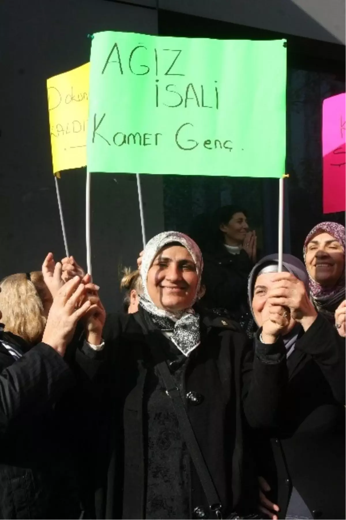 AK Parti\'li Kadınlardan \'Kamer Genç\' Protestosu