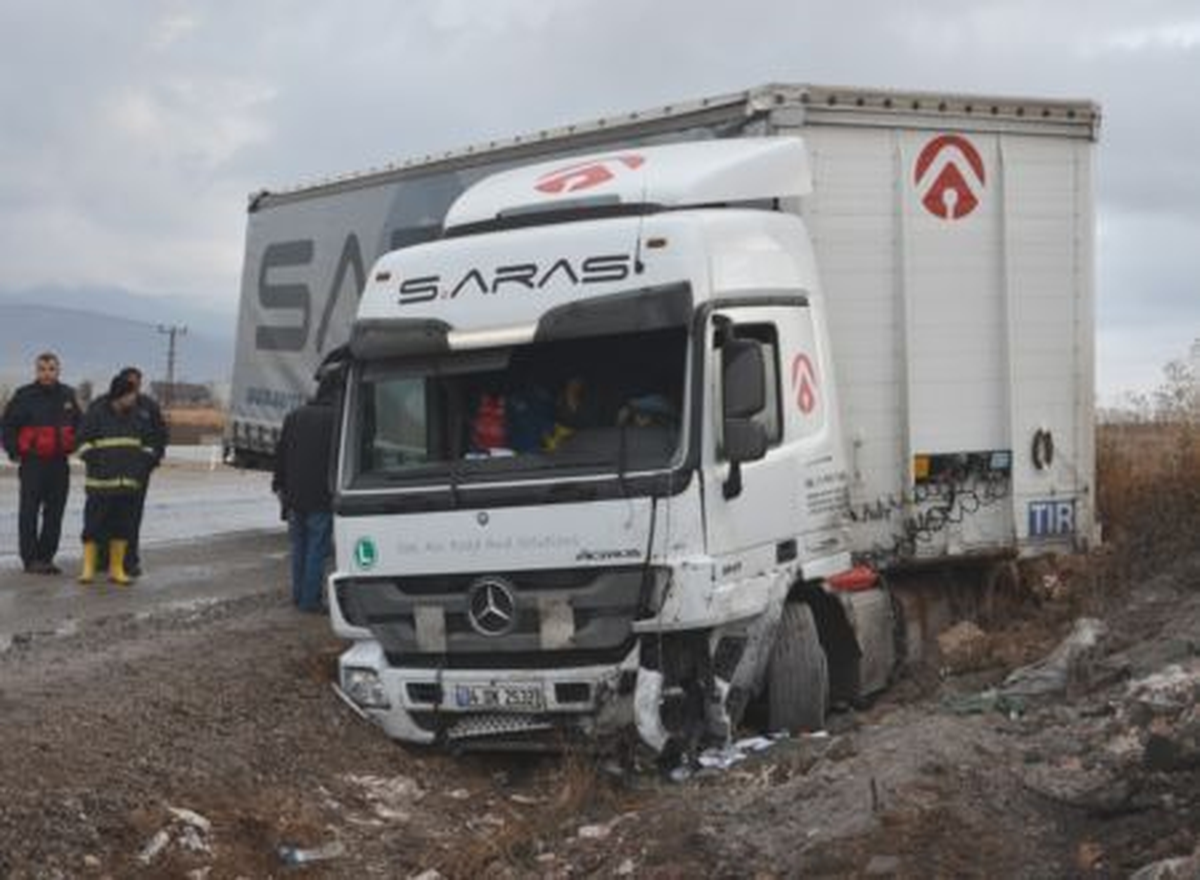 Amasya\'da Tır Şarampole Devrildi: 1 Yaralı