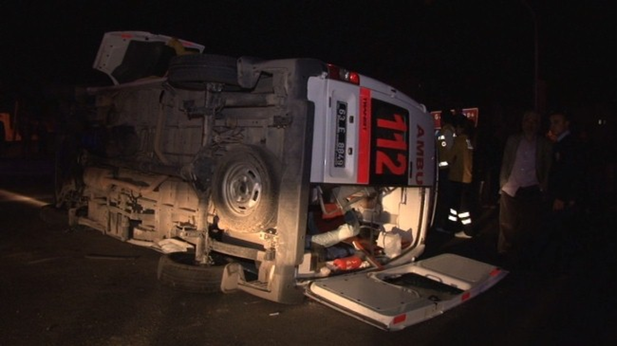 Ambulans ile Otomobil Çarpıştı: 7 Yaralı