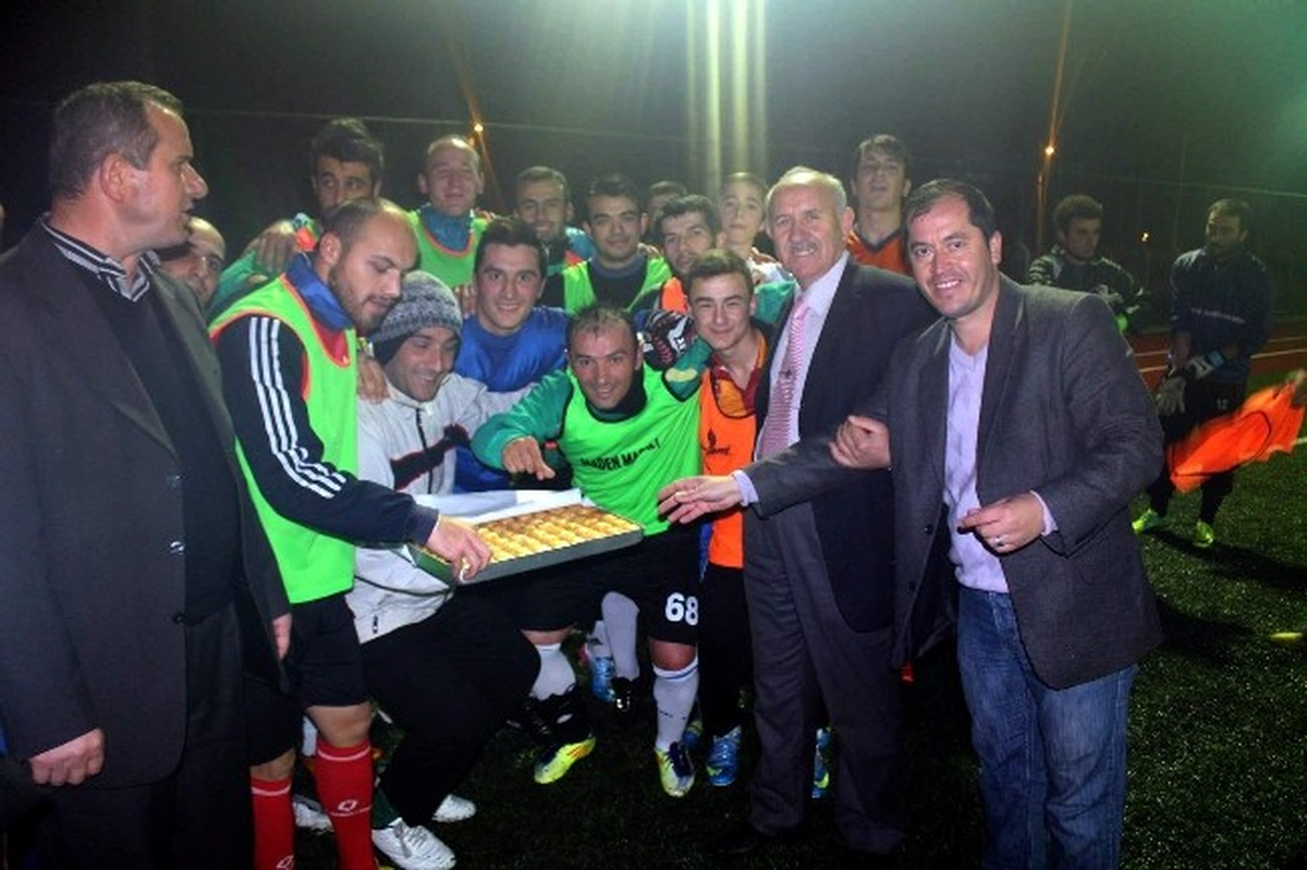 Başkan\'dan Futbolculara Tatlı İkramı