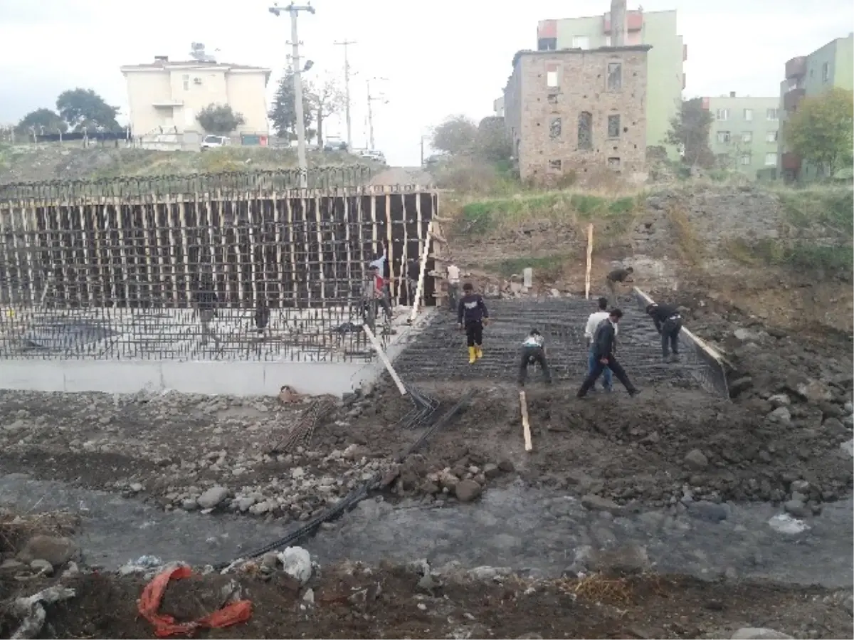 Bergama Belediyesi Selinos Deresine Yeni Köprü Yapıyor