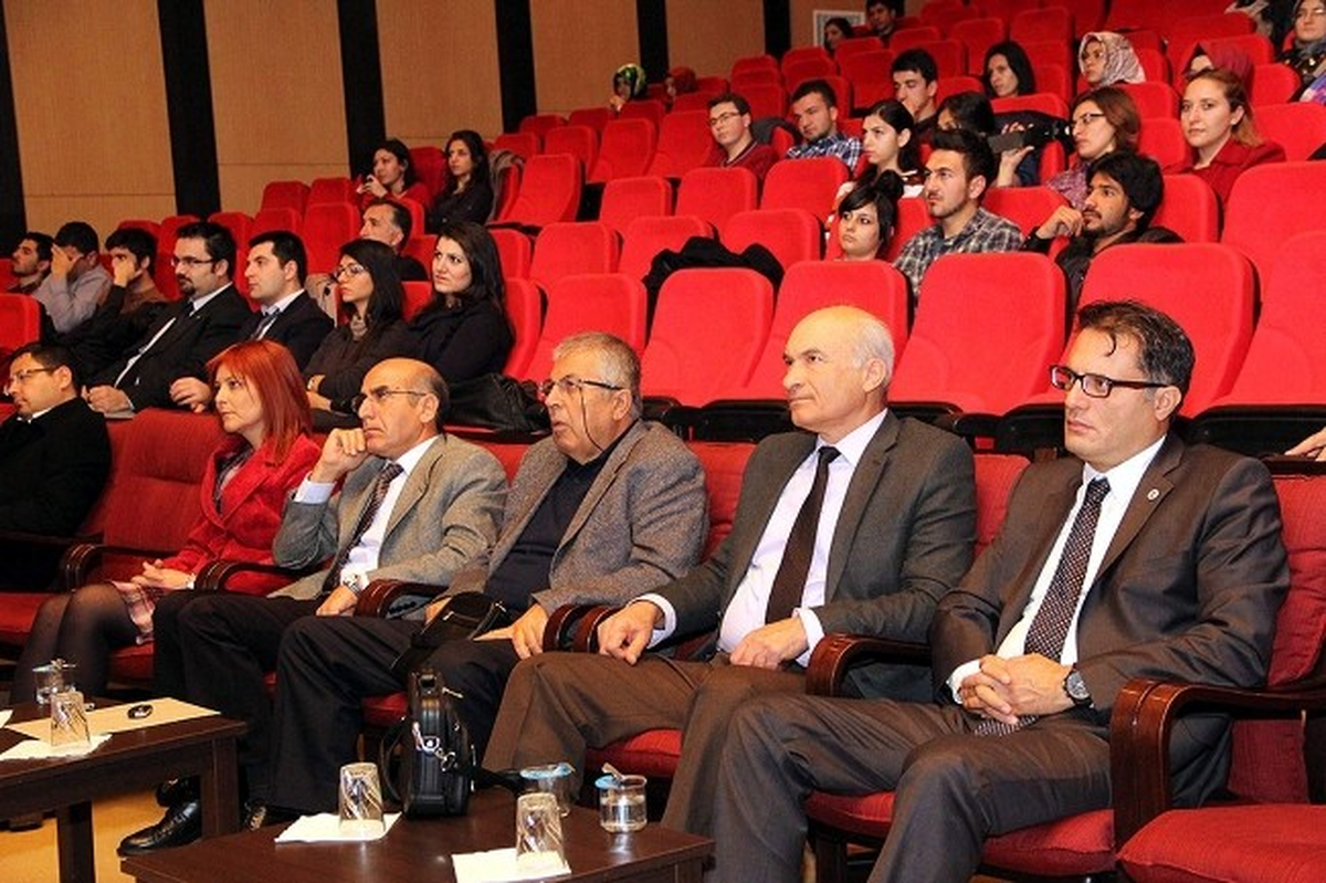 Cü\'de "Öğretmenlik Hikayedir" Adlı Konferans Düzenlendi