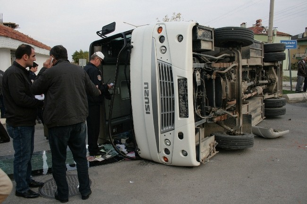 Denizli\'de Öğrenci Servisi Kaza Yaptı: 15 Yaralı