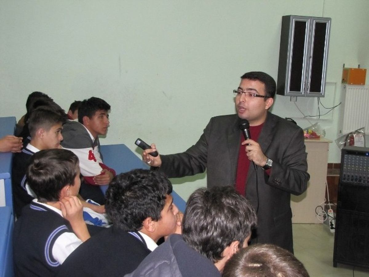Hisarcık\'ta Öğrencilerine Stand-Up Tadında"Başarı ve Motivasyon" Semineri