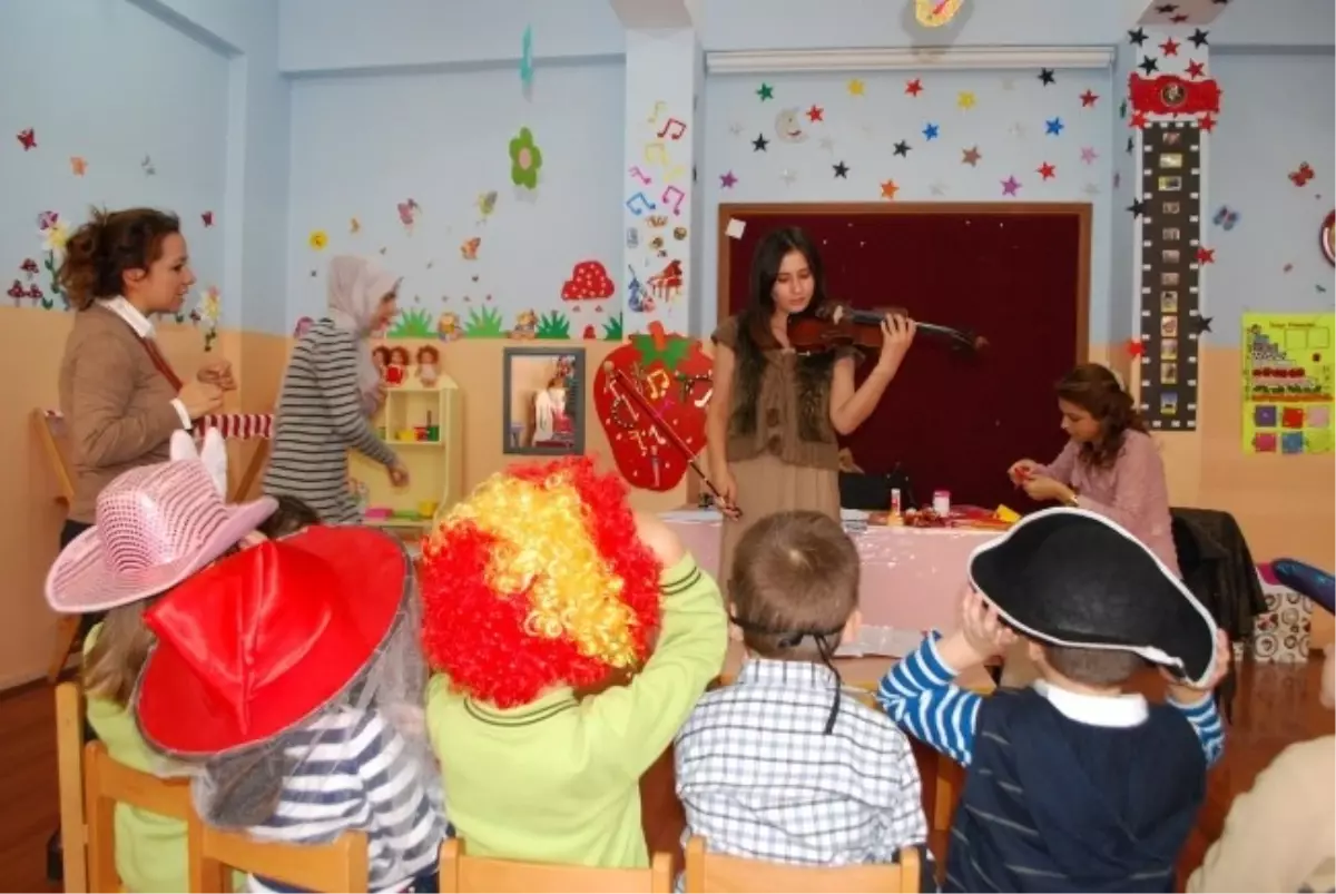 Sakarya\'da Stajyerden Miniklere Keman Ziyafeti