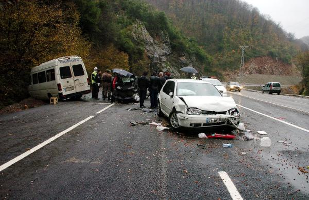 İşçi Servisi ve 2 Otomobil Çarpıştı: 9 Yaralı