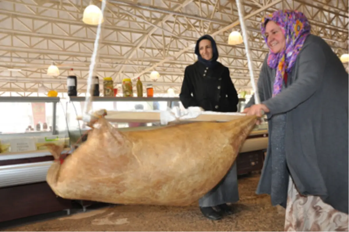 Kadın Semt Pazarı\'nda Günlük Tereyağı Üretiliyor