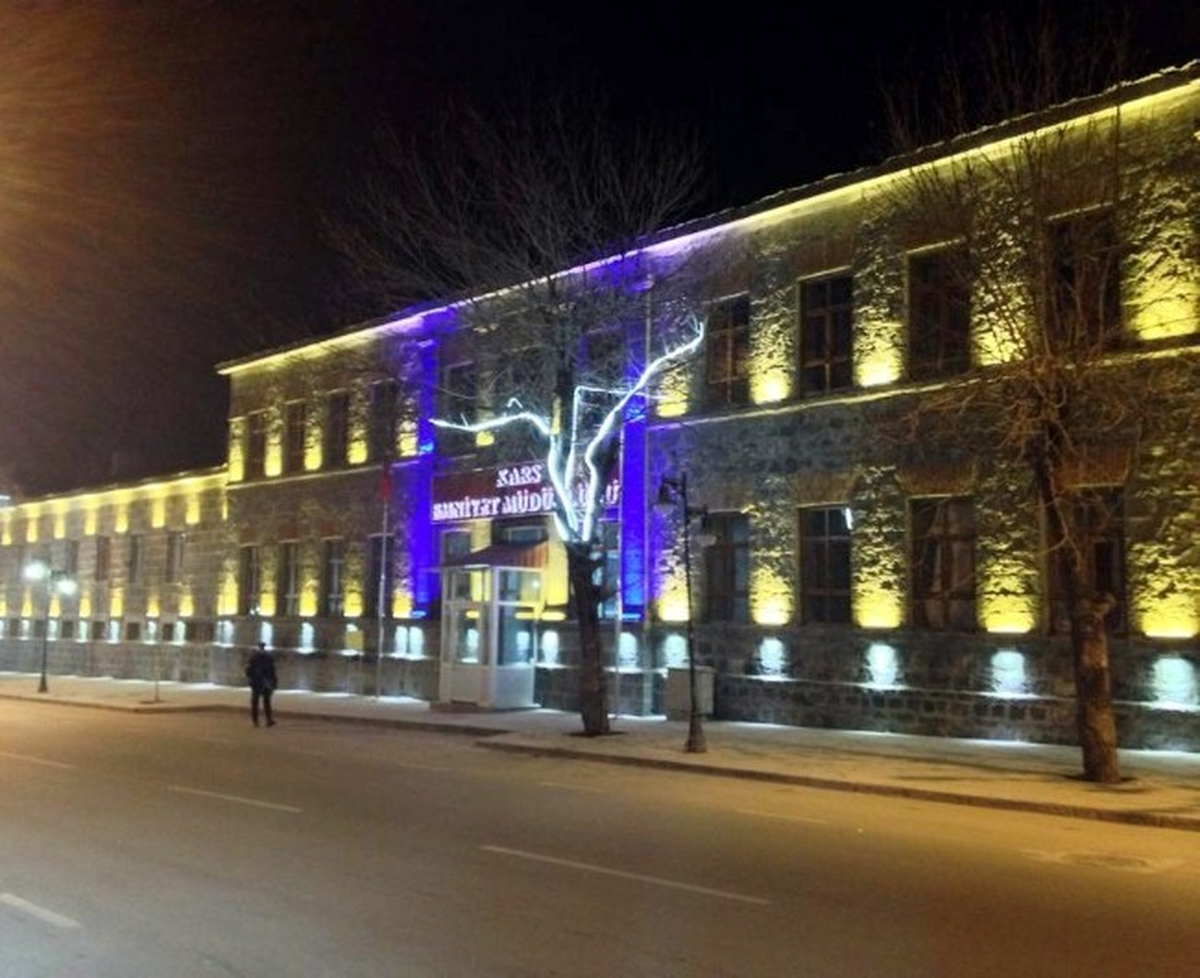 Kars\'ın Emniyet Müdürlüğü Hizmet Binası Işıklandırıldı