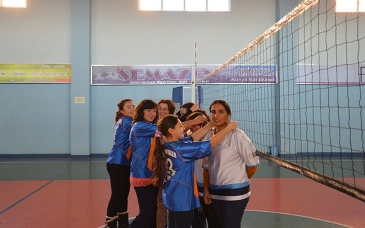 Kars Özel Sultan Alparslan Koleji\'nde Voleybol Maçında Öğrenciler ile Veliler Karşılaştı