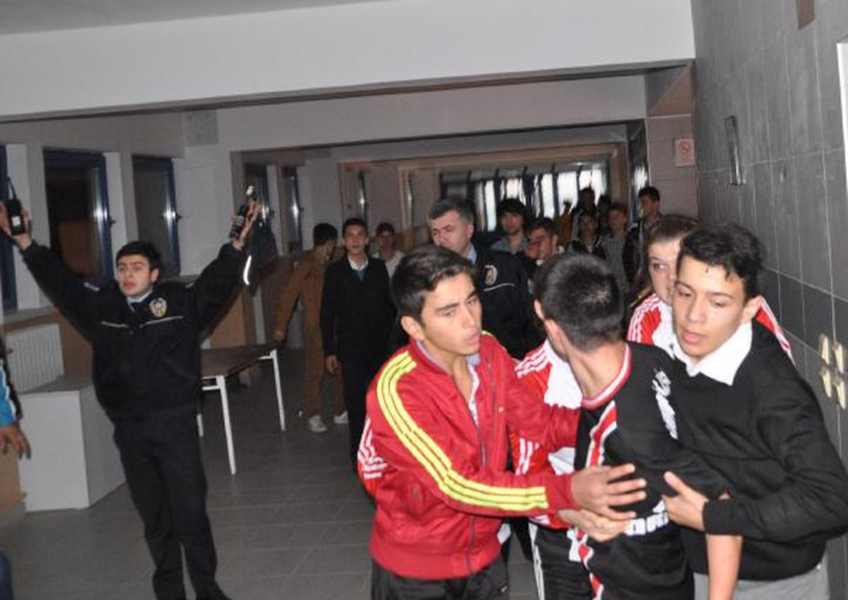 Liselilerin Hentbol Maçında Tribünde Arbede Çıktı