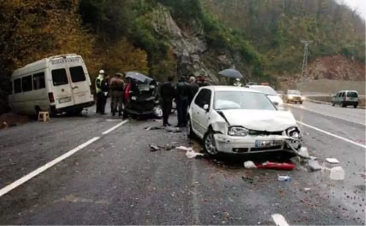 Madenci Servisi ile İki Otomobil Çarpıştı: 11 Yaralı