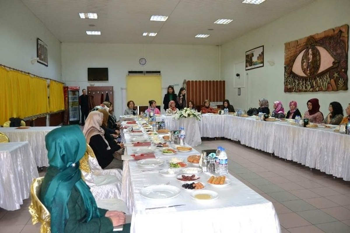 Protokol Eşleri Gönül Elçisi Oldu