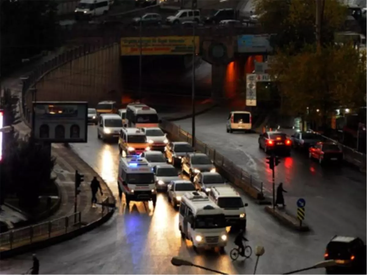 Soğuk ve Yağışlı Hava Dalgası Diyarbakır\'da Etkili Oldu