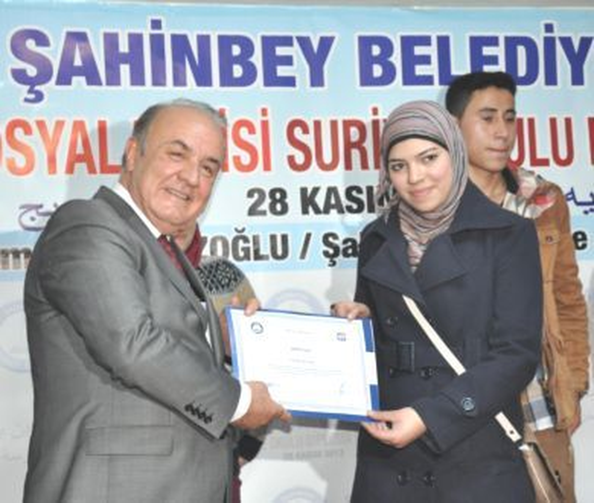 Suriyeli Gençlerin Diploma Sevinci
