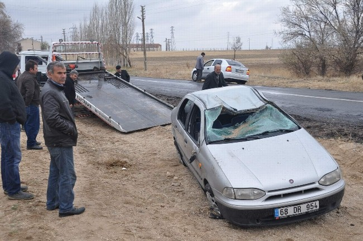 Tekeri Patlayan Otomobil Şarampole Yuvarlandı