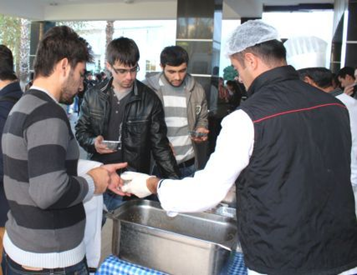 Akdeniz Üniversitesi Öğrencilerine Aşure İkram Edildi