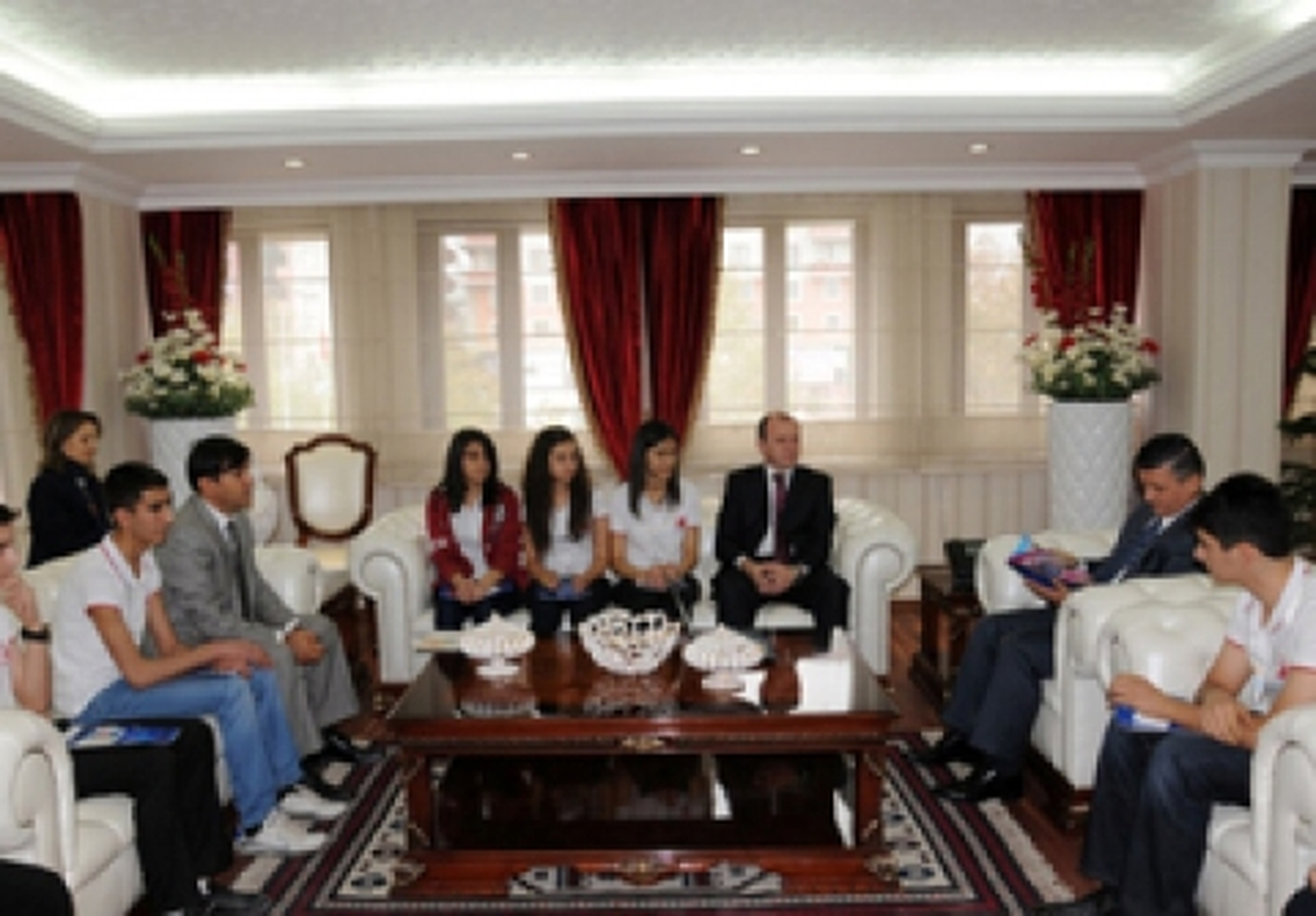 Başarılı Öğrencileri Makamında Kabul Etti