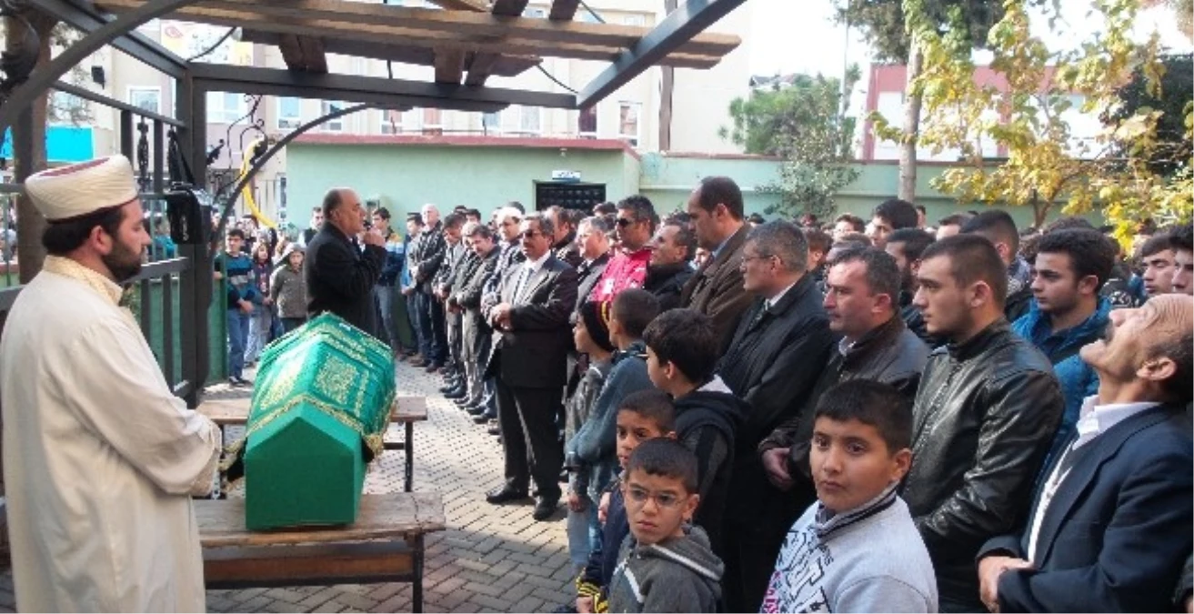 Cenazesi Musalla Taşı Yerine Okul Sırasına Konuldu