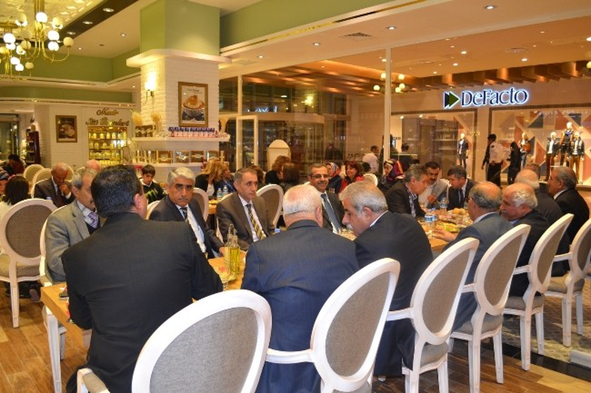 Emekli Öğretmenler Ş.urfa Piazza\'da Buluştu