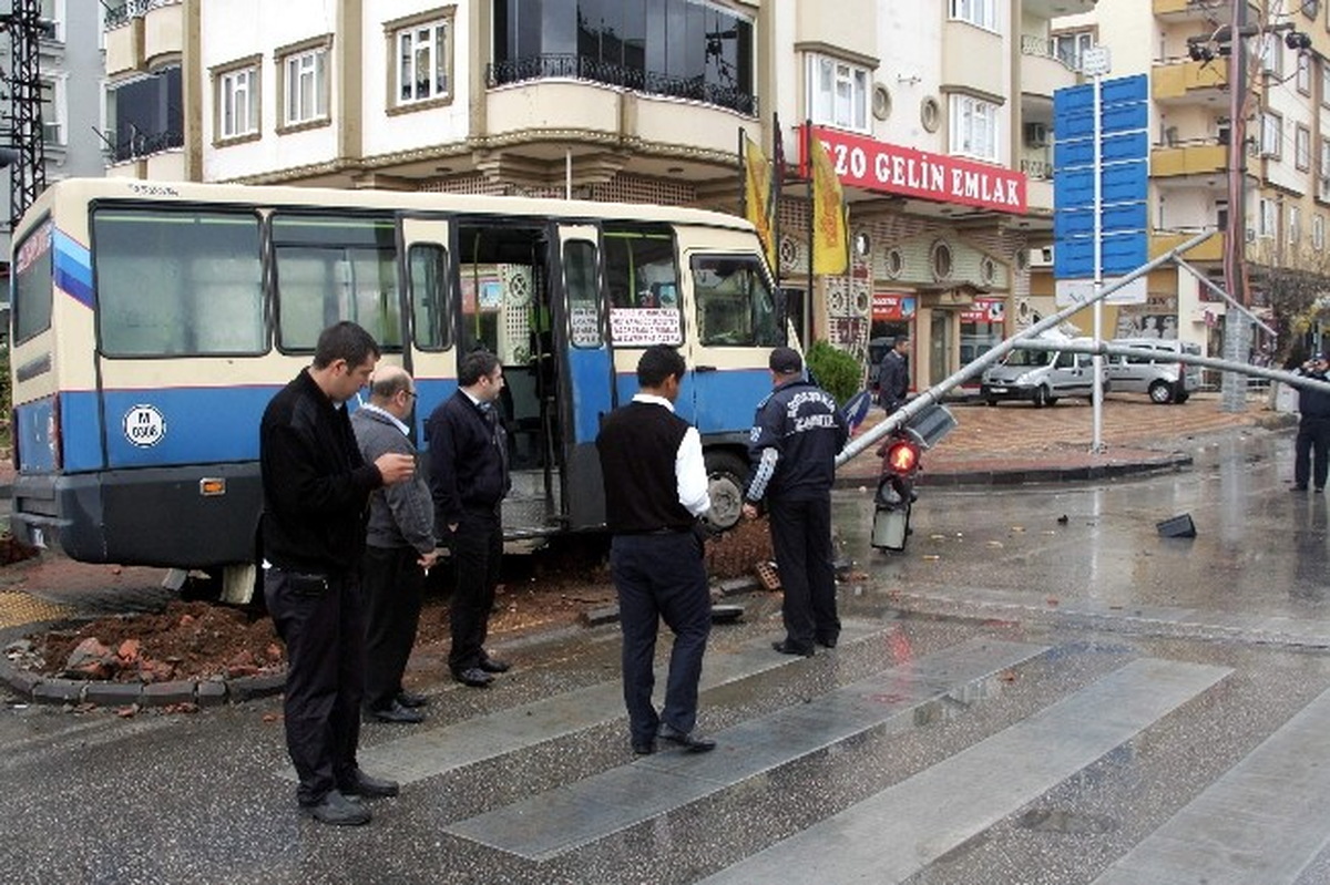 Freni Patlayan Minibüs, Otomobile ve Sinyalizasyon Direğine Çarptı
