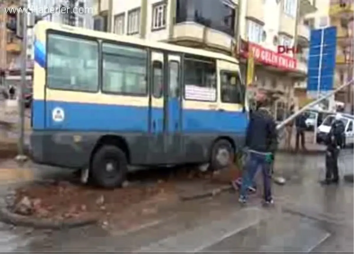 Gaziantep\'te Yolcu Minibüsü Otomobile Çarptı