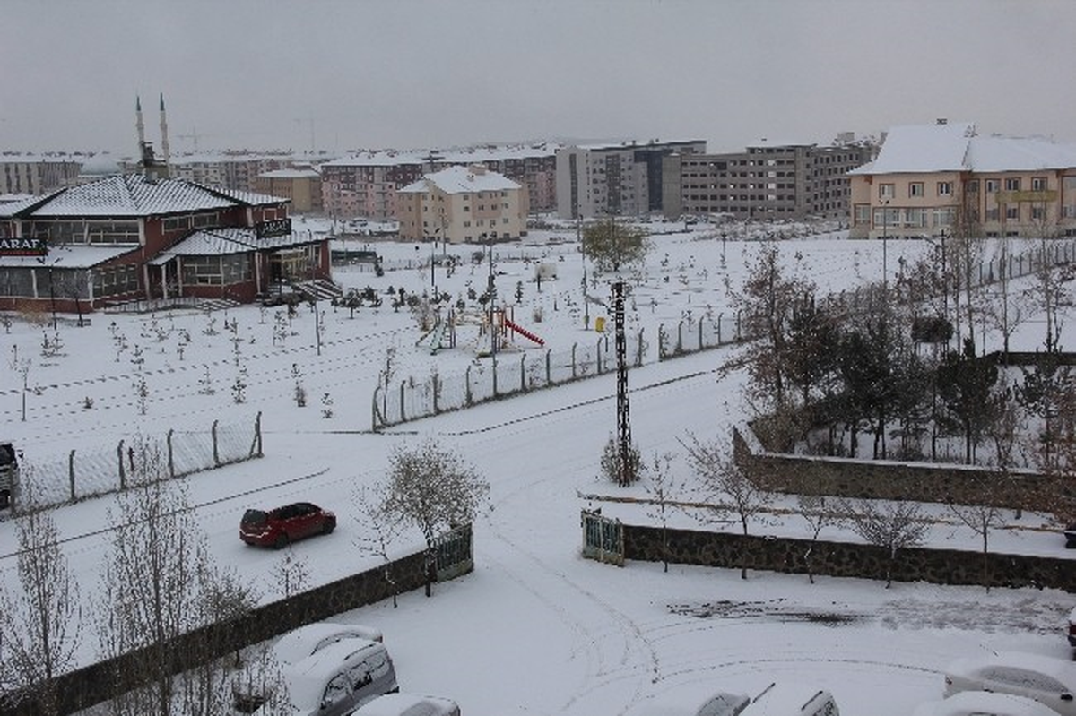 Kar Yağışı Erzurum\'da Hayatı Felç Etti