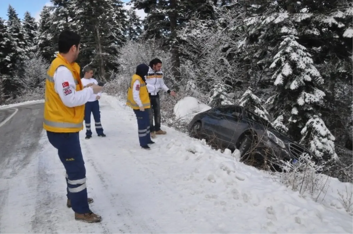 Karda Lüks Otomobille Şarampole Uçtu