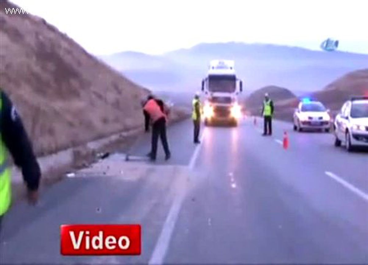 Otobüs ile Kamyon Çarpıştı, 20 Yaralı