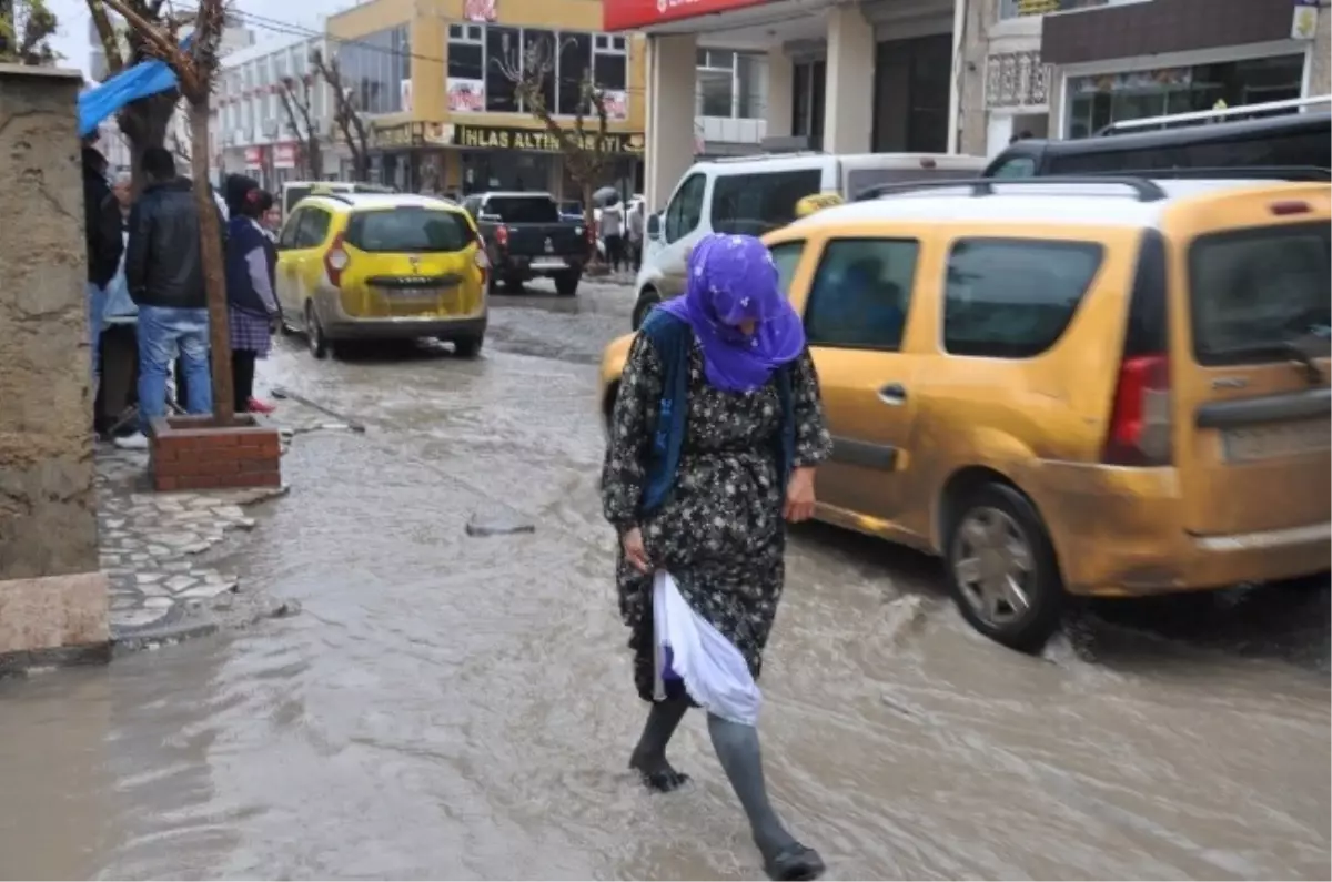 Silopi\'de Sağanak Yağış Sonrası Yollar Dereye Döndü