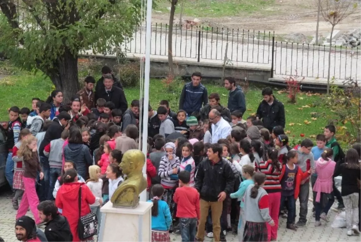 Trafik Kazasında Ölen Ayı Öğrencilere Kadavra Oldu