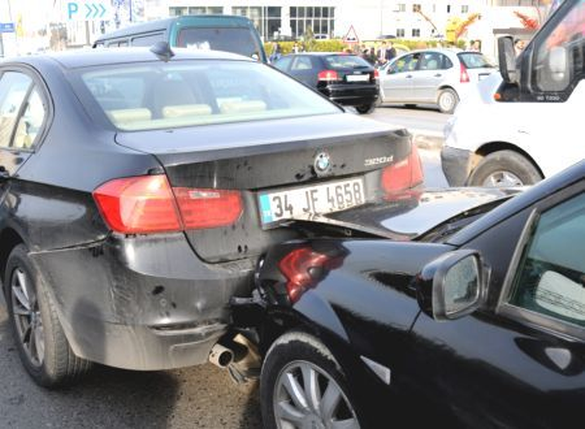 Arınç\'ın Konvoyunda Zincirleme Kaza