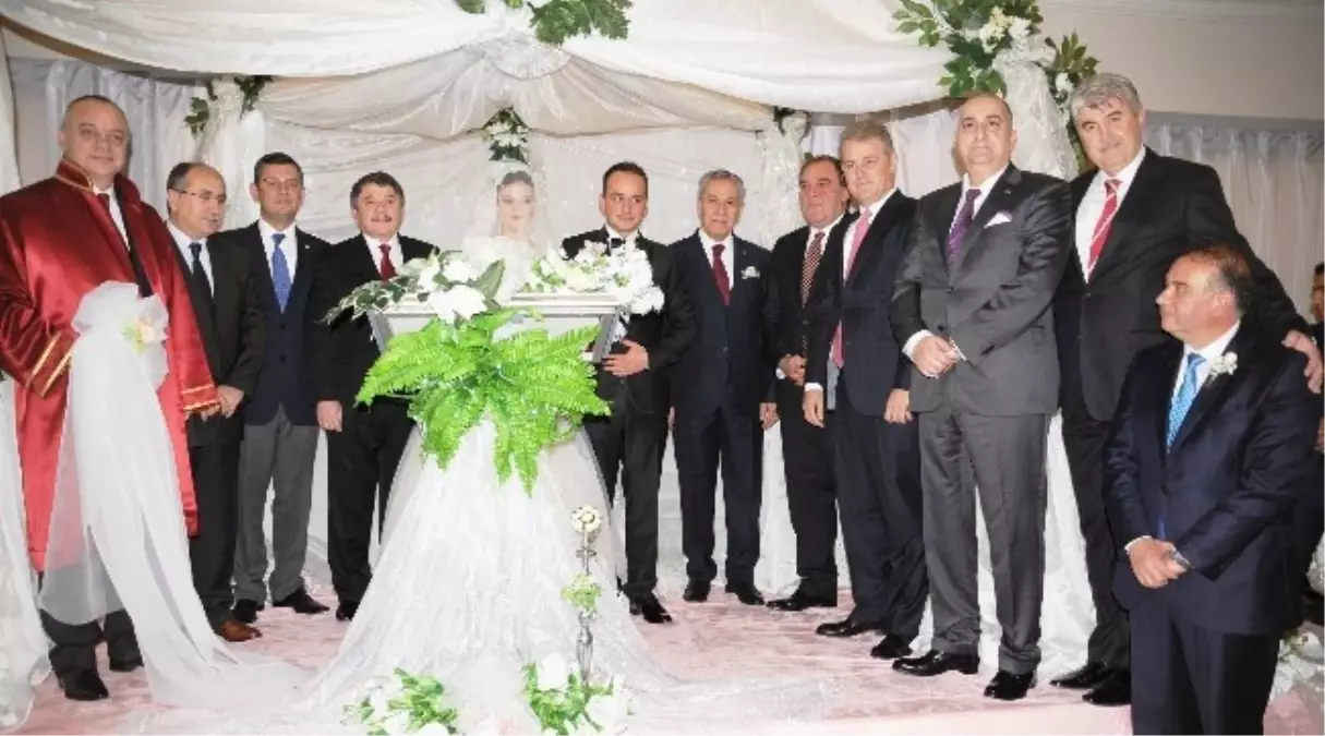 Arınç, Manisa\'da Nikah Şahidi Oldu