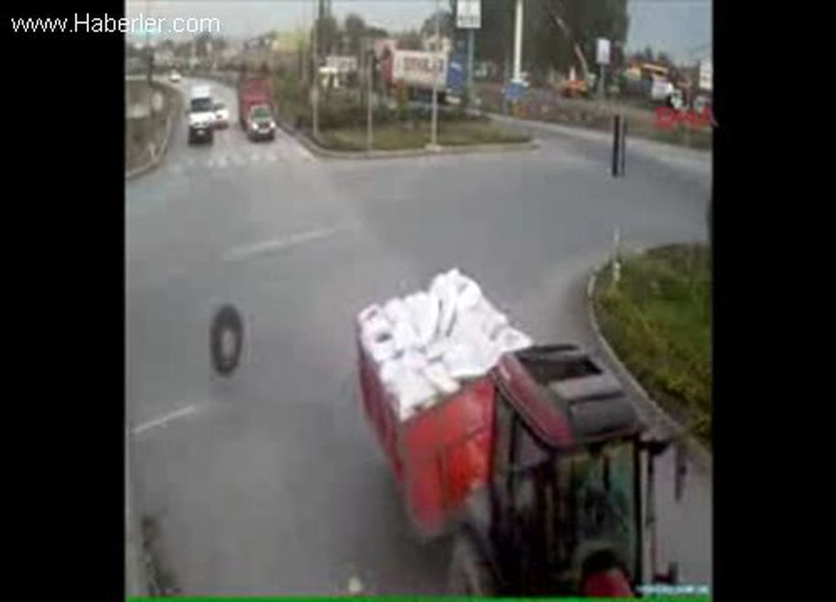 Devrilen Römorkun Altında Kaldı
