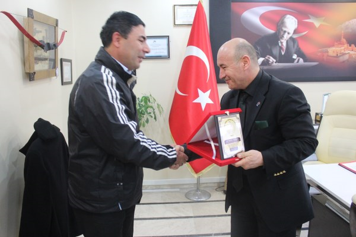 Erdinç Özdemir\'den G.H. S. İ.M Erim\'e Plaket
