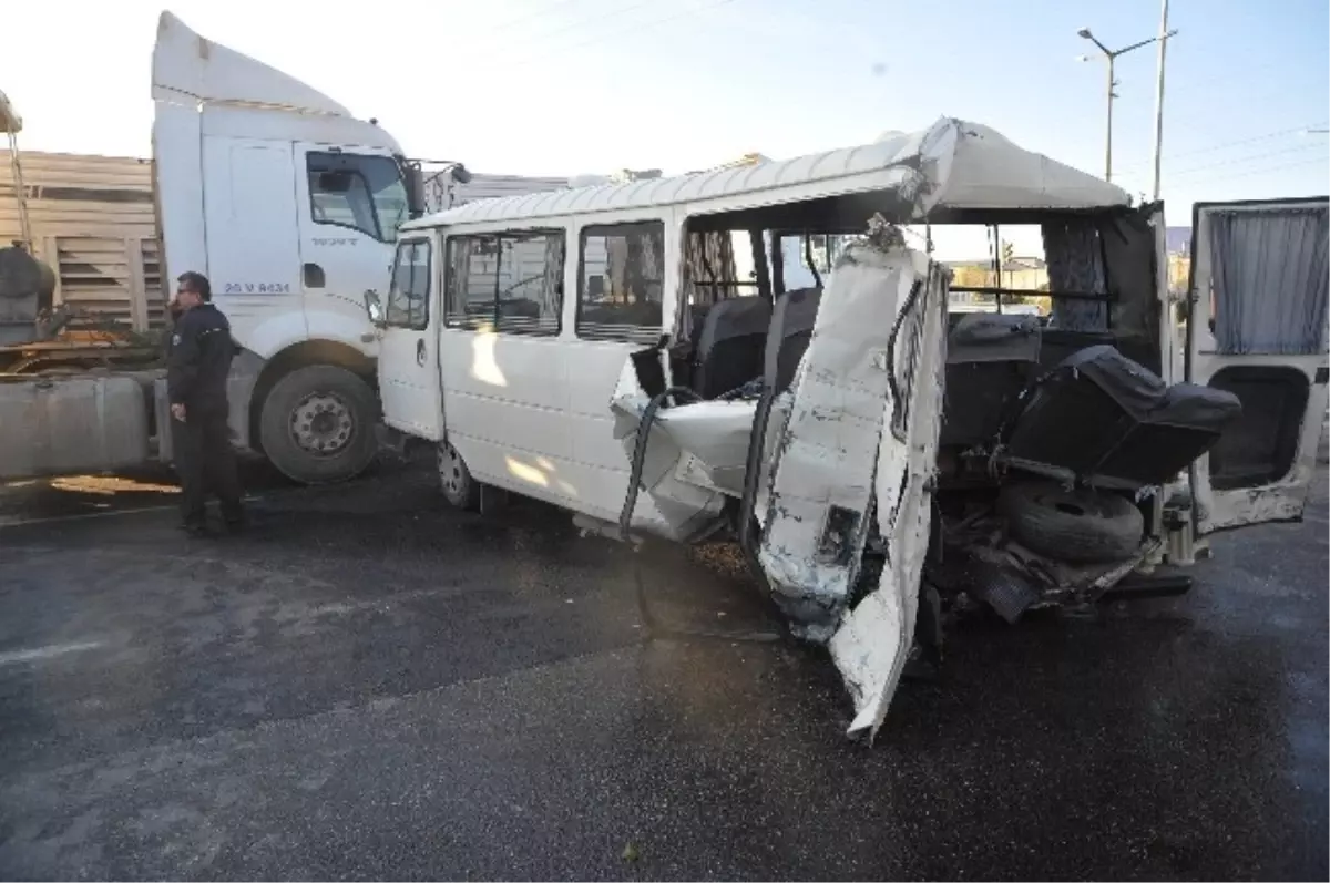 İşçi Servisini Biçen Tır Şoförü Tutuklandı