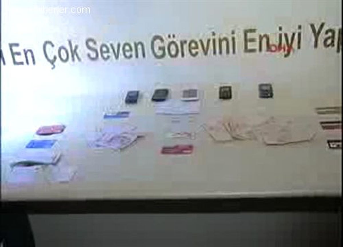 * İstanbul\'da Telefonda Kendilerini Polis Olarak Tanıtarak Para İsteyen 2 Kişi, Polis Tarafından...