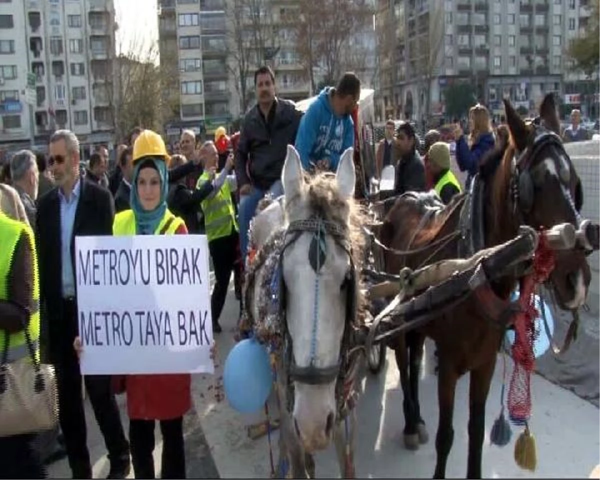 İzmir\'de Metro Protestosu